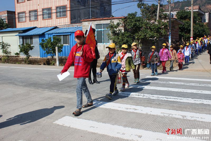 浦北交警、教育部门携手推动“小黄帽路队制”