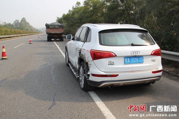 南友高速奥迪车“抢”时间追尾施工车