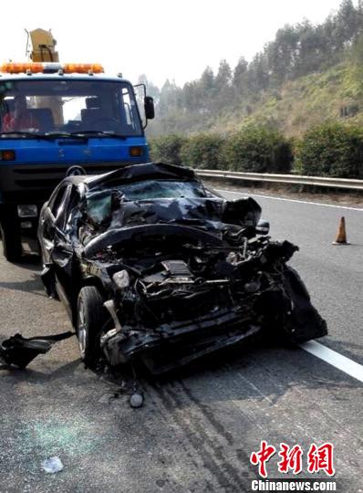广西高速路小车追尾大货车2人死亡