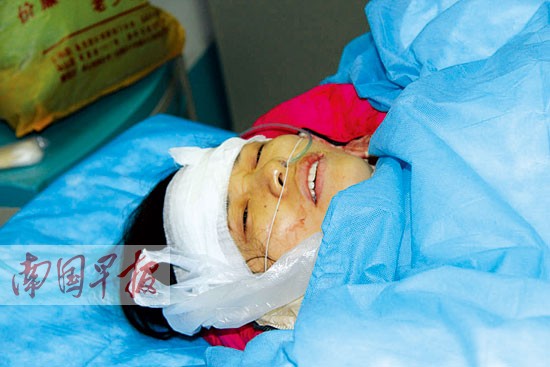 老师带学生过斑马线 摩托冲过来老师推开学生被撞