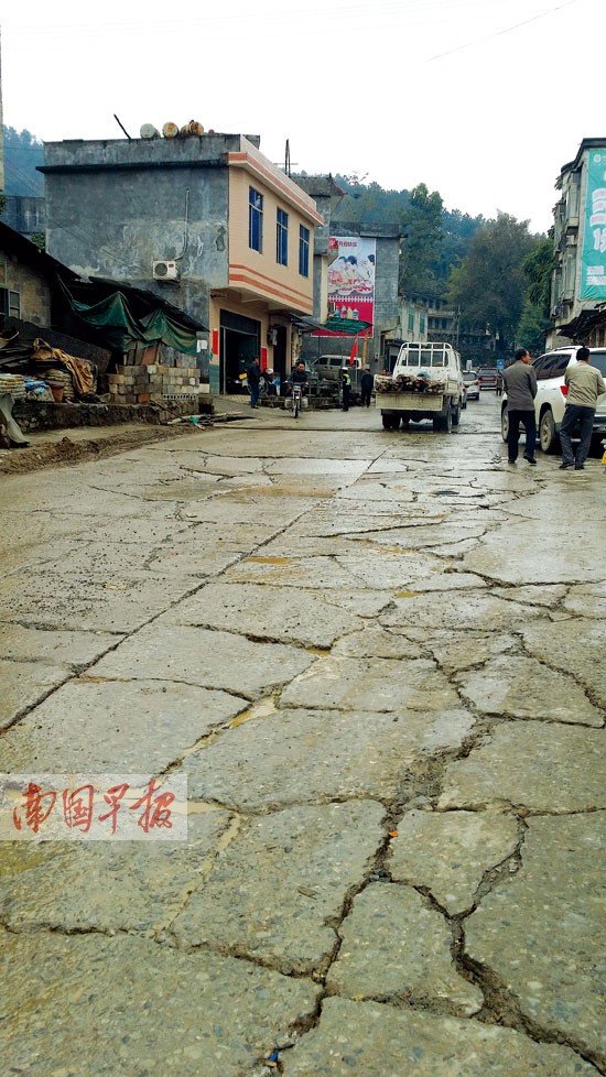 村民抱怨重型货车压烂路面震坏房屋 拦车索钱赔偿