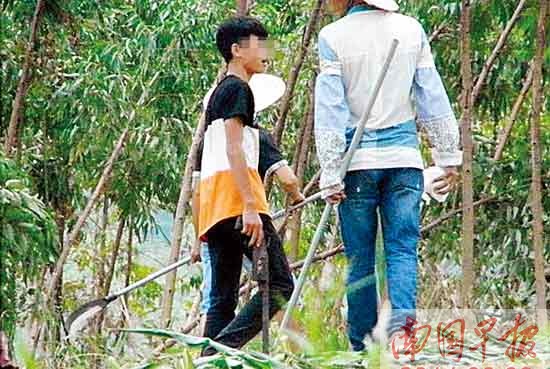欺行霸市者持刀棍垄断