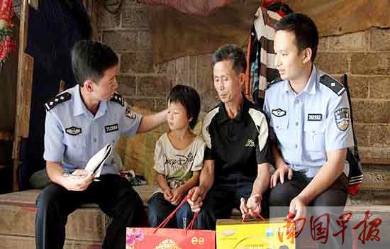 “赤脚警察”两年走坏五六双鞋 为乡亲办“小事”