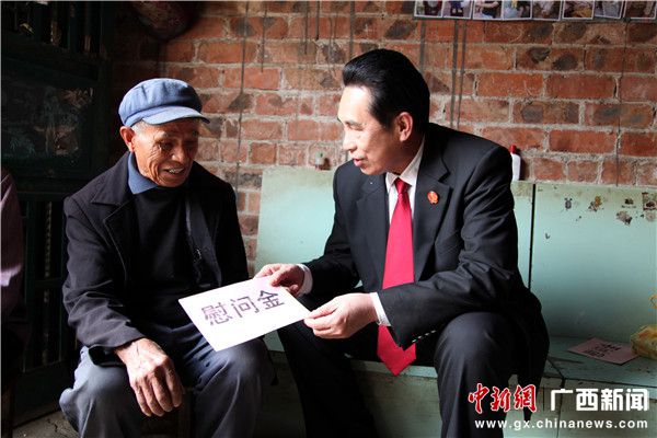 广西崇左中院开展“情系乡亲”春节前送温暖活动