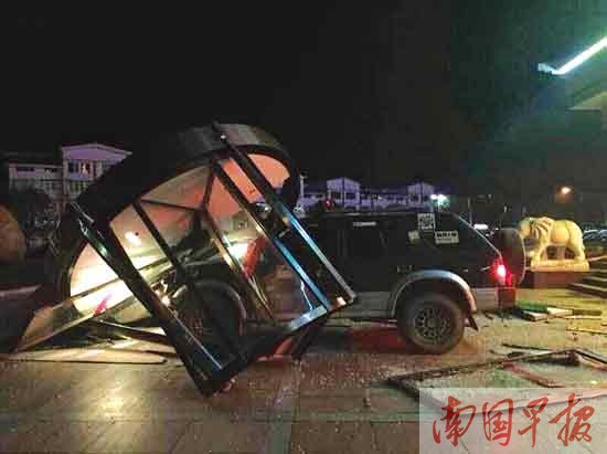 醉酒男驾车冲进酒店大堂兜了个圈 顶着门框冲出去