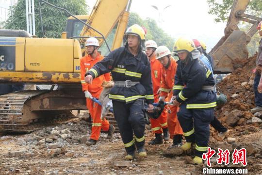 广西来宾一工地突发坍塌 两名被埋工人获救