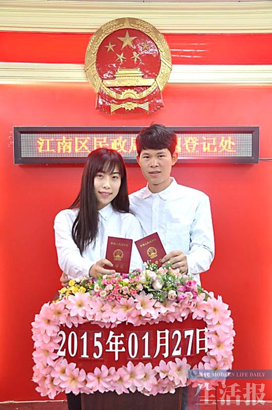 小伙摩天轮下浪漫求婚 相恋8年终抱美人归