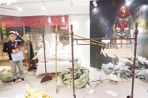 商户货品遭强搬 店铺内一片狼藉