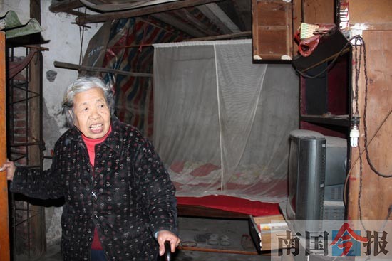 面对智残的儿子和孙女 八旬阿婆照顾多年不离不弃