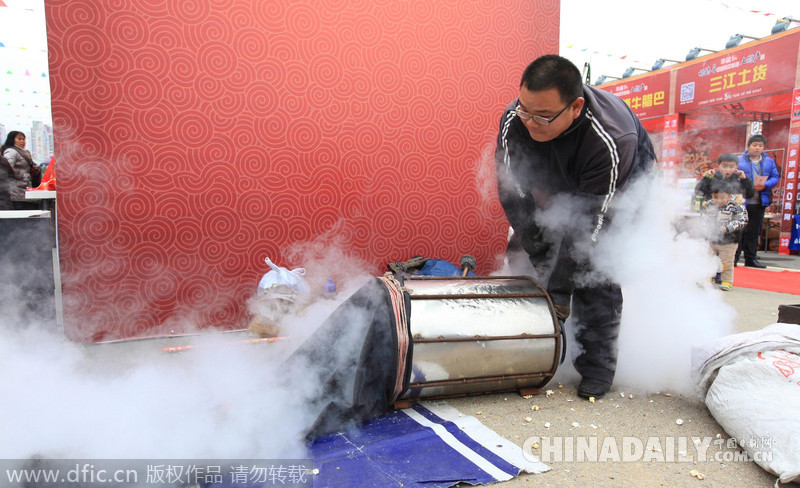 广西柳州复古“爆米花哥哥”引人围观