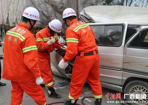 广西融安两车追尾司机当场死亡