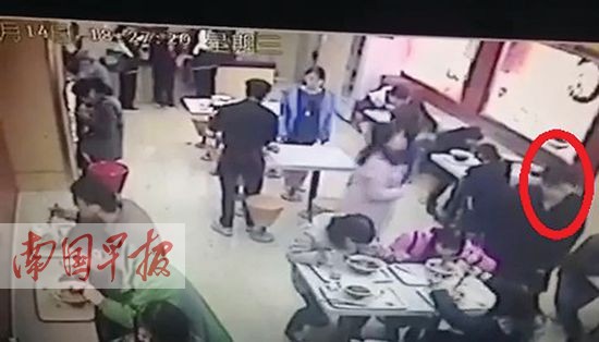 男子边吃粉边抖脚不小心抖掉1200元 店方苦等失主