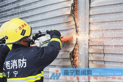 长堽路汽修店大火现场触目惊心 14辆车被烧剩铁壳