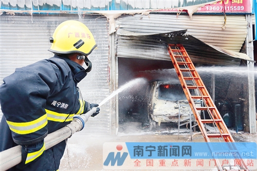长堽路汽修店大火现场触目惊心 14辆车被烧剩铁壳