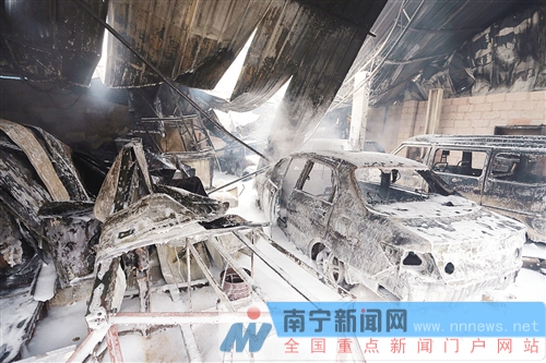 长堽路汽修店大火现场触目惊心 14辆车被烧剩铁壳