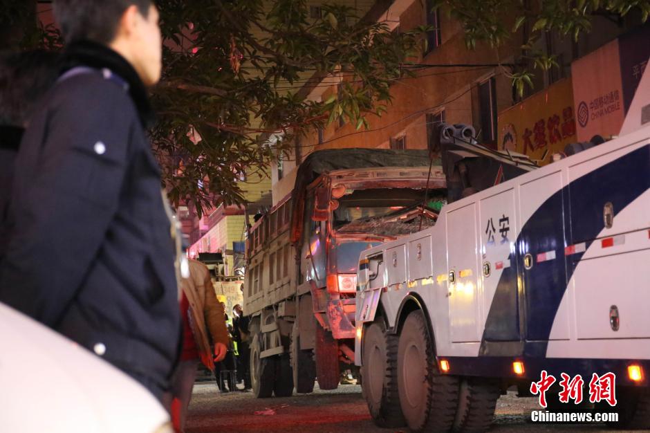 沥青运输车侧翻 沥青倾倒街边小孩遭到掩埋