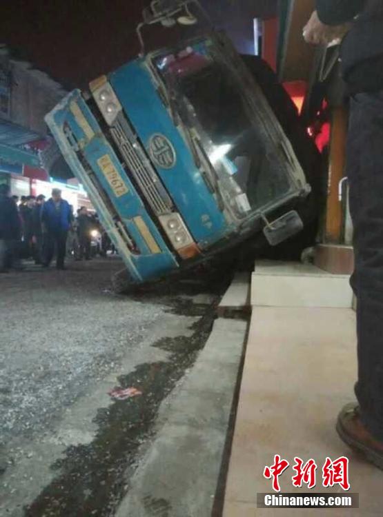 沥青运输车侧翻 沥青倾倒街边小孩遭到掩埋