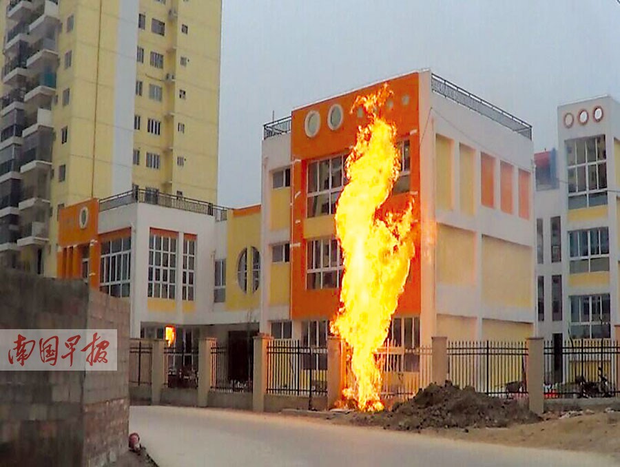烤火烤破地下燃气胶管 火苗烧熔路灯烤碎玻璃