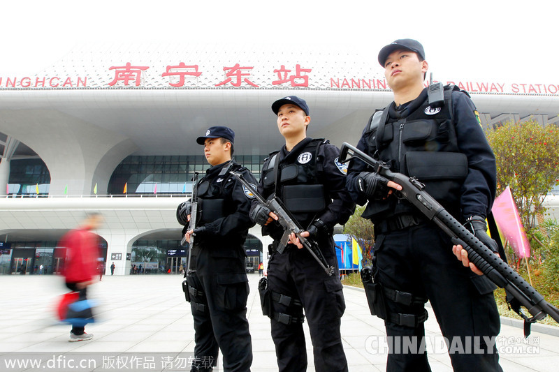 广西铁路公安特警全警上岗护航春运