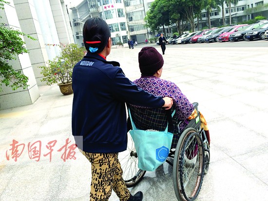 陪护要3000元红包给不给？ 陪护：辛苦付出要回报