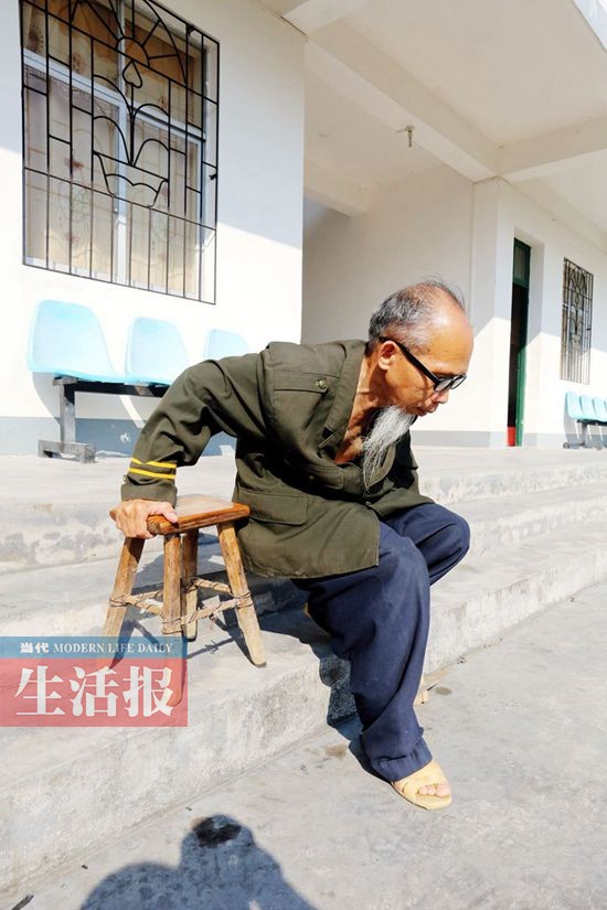老人双腿残疾利用板凳