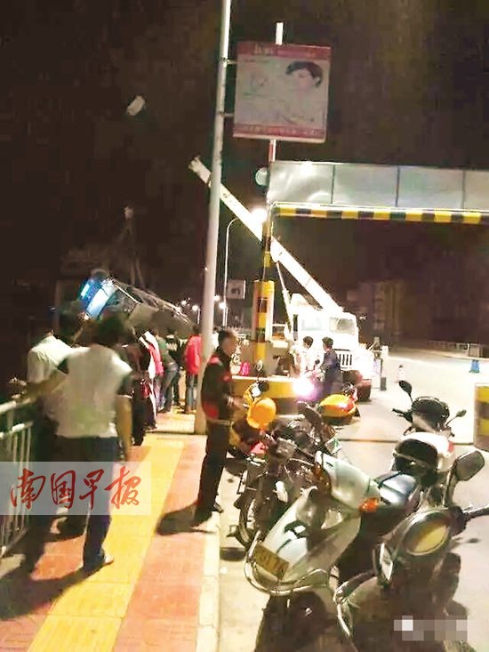 货车失控侧翻桥下司机消失 事后一男子自称是司机