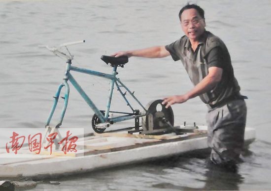 北海农民发明水上自行车 模仿海豚尾鳍改良尾浆