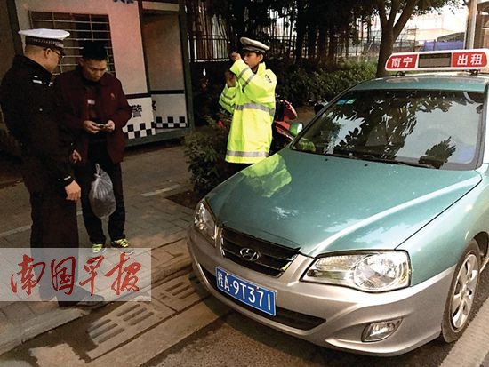 冒牌的士满街兜客捞钱 外型与正规出租车极其相似