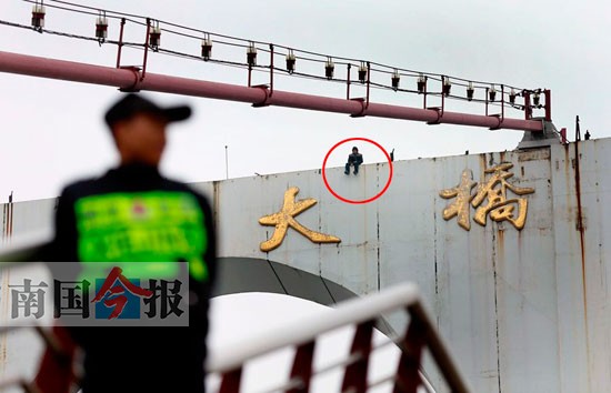 男子欲跳桥轻生体力透支发生虚脱 特警送盐水救人