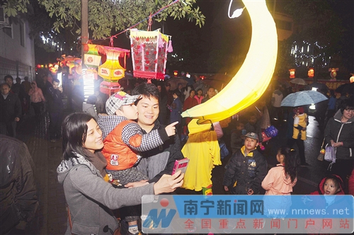 南宁市民冒雨闹元宵 菠萝岭千盏花灯点亮商业长街