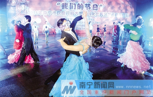 南宁市民冒雨闹元宵 菠萝岭千盏花灯点亮商业长街