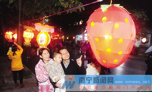 南宁市民冒雨闹元宵 菠萝岭千盏花灯点亮商业长街