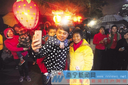 南宁市民冒雨闹元宵 菠萝岭千盏花灯点亮商业长街