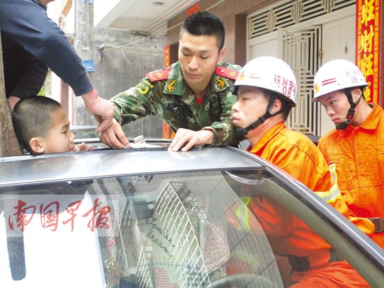 钦州一男孩被自家车辆天窗卡住 消防顶窗救人(图)