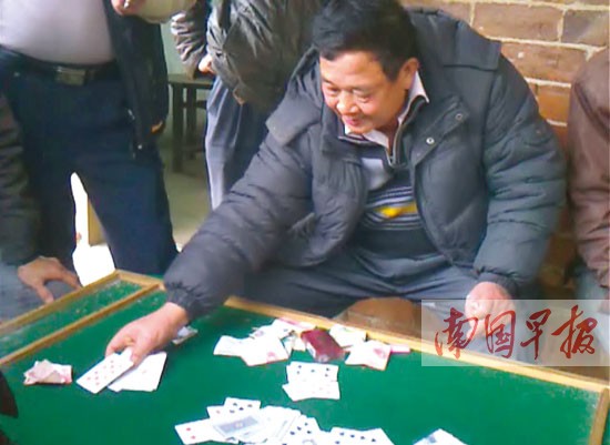 村民举报村支书坐庄设赌后续：村支书被停职调查