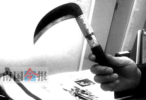 两民警徒手勇斗镰刀抢匪 成功擒匪后负伤虚脱晕倒