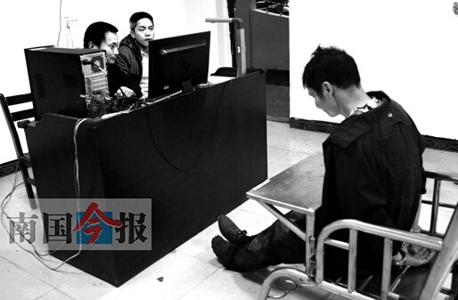 两民警徒手勇斗镰刀抢匪 成功擒匪后负伤虚脱晕倒