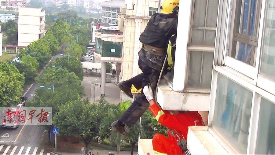 男子行窃被发现躲飘窗顶12小时 四肢麻木饥寒交加