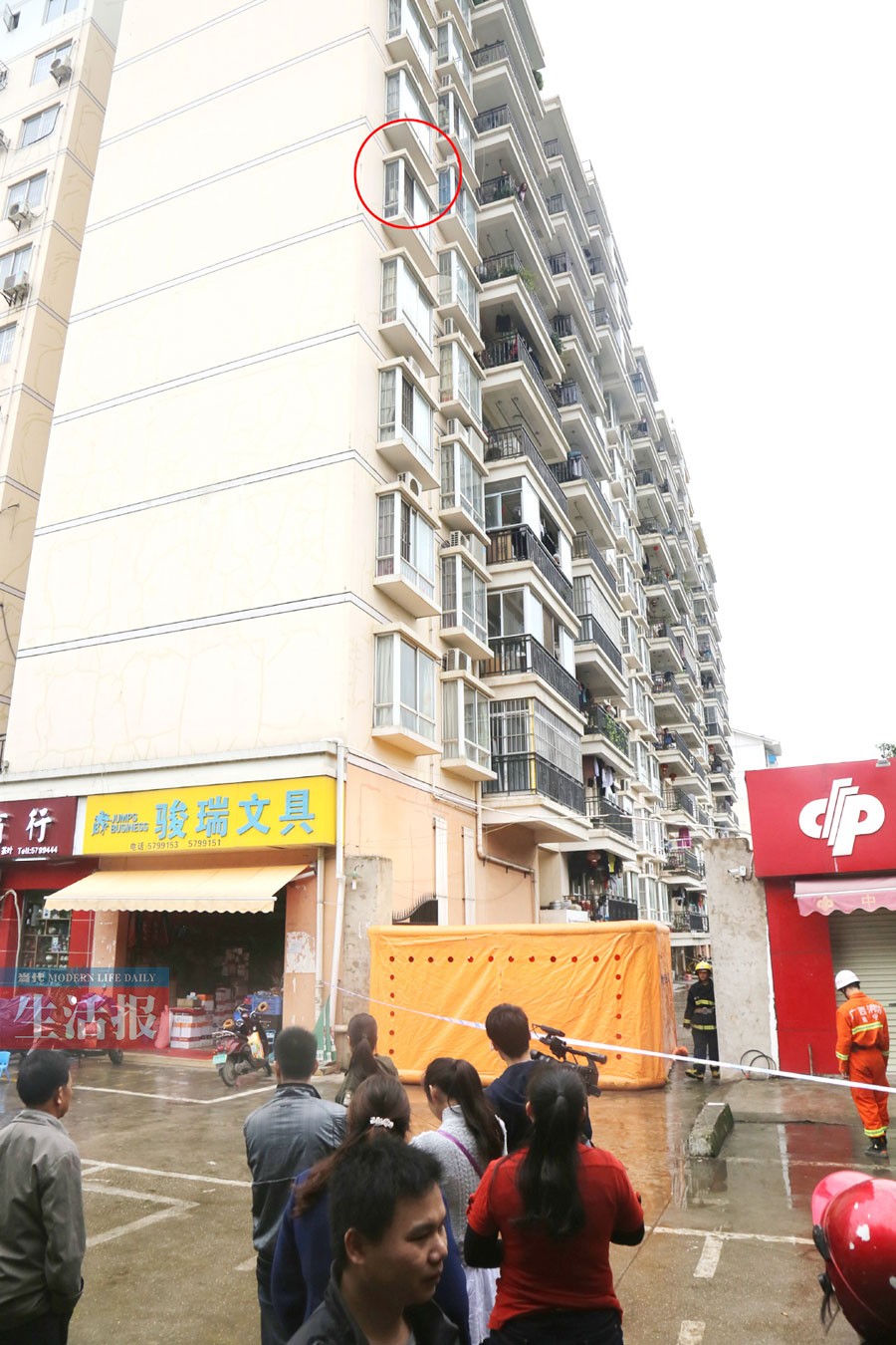 男子行窃被发现躲飘窗顶12小时 四肢麻木饥寒交加