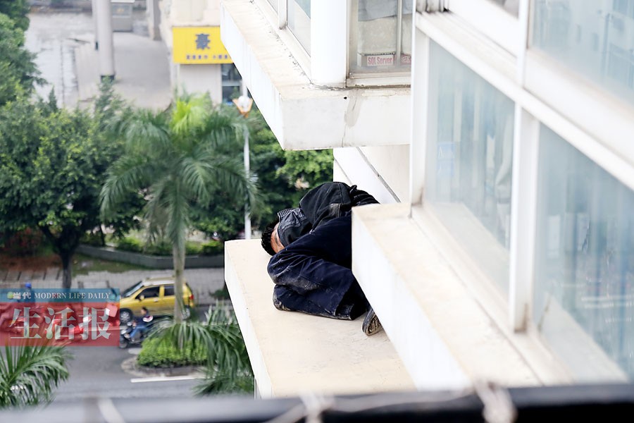男子行窃被发现躲飘窗顶12小时 四肢麻木饥寒交加