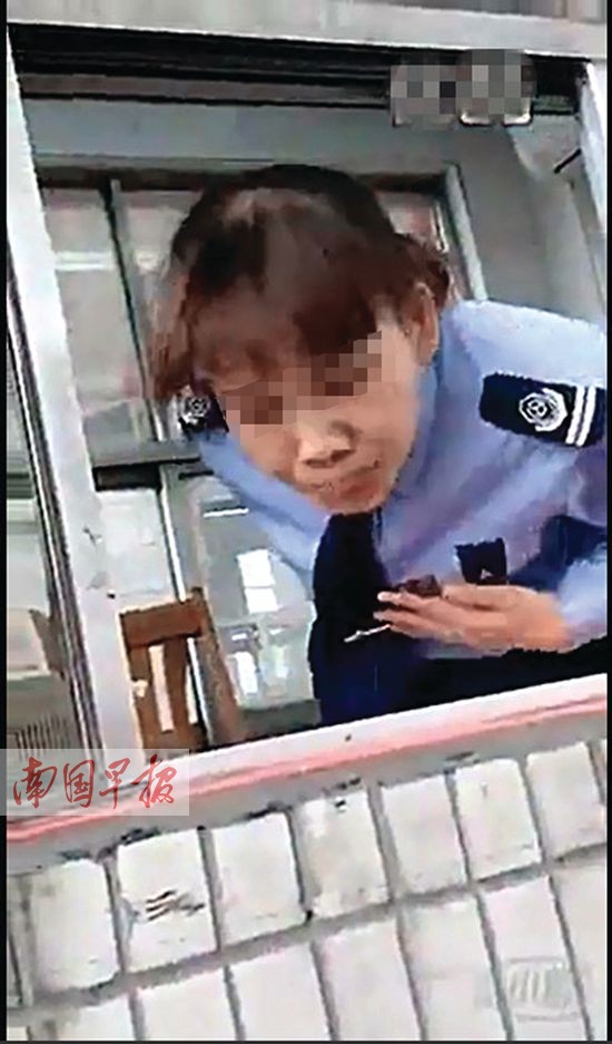车主在覃塘收费站遭遇奇葩事 收费员朝车主吐口水