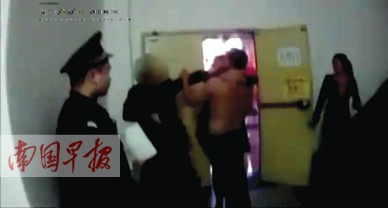 醉汉袭警大声叫嚣
