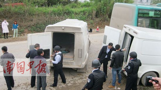 运钞车撞客车4名押运员受伤被困 现金被紧急转移