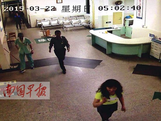 一女子持水果刀追砍医务人员 保安空手夺白刃(图)