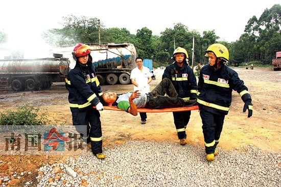 加油站旁槽罐车突发爆炸 3人从车顶震落受伤(图)