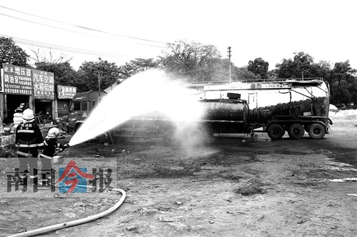 加油站旁槽罐车突发爆炸 3人从车顶震落受伤(图)