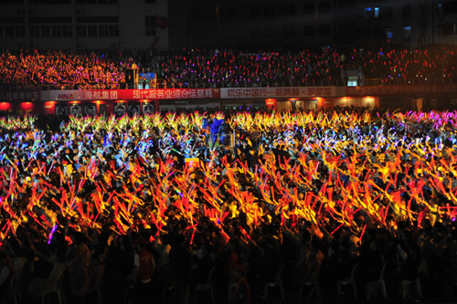 “欢乐中国行--魅力海航”大型演唱会在海口举行