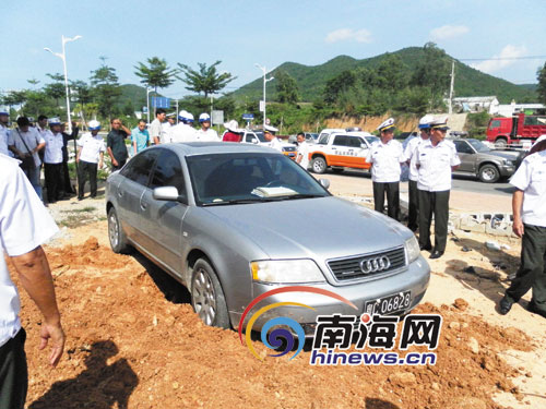 海南多地联合交通整治 奥迪男横车阻挠执法