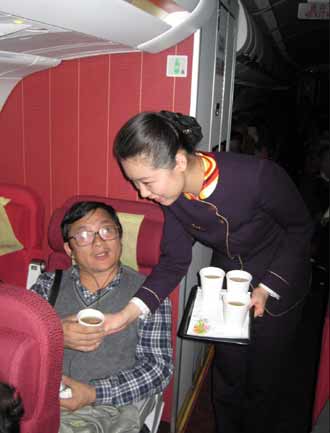 坚持奋战30小时 220名旅客顺利归国<BR>海南航空机组人员成功保障我滞埃人员安全抵穗记实