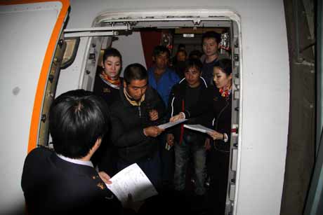 海南航空全力保障我在利比亚同胞回国(图)